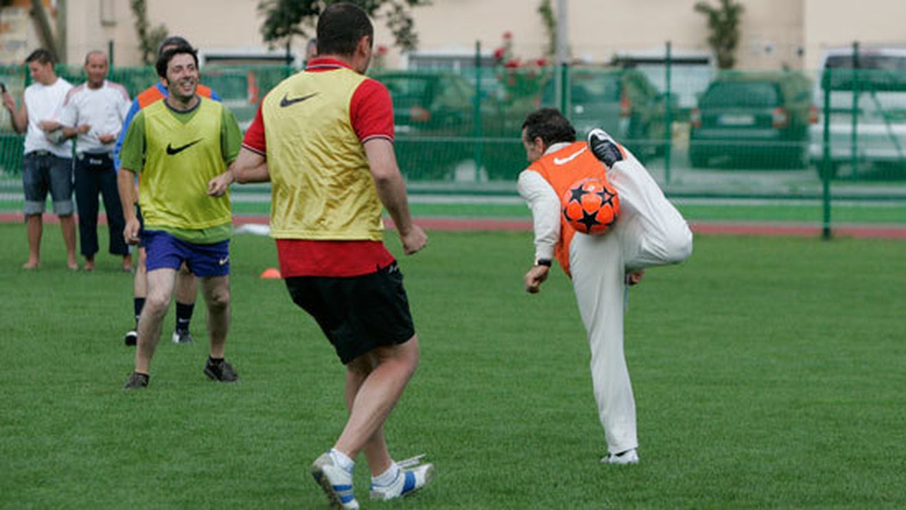 Ce ar fi fost dacă...! Șeful Sănătății intră în teren, Gigi ia atitudine:** "Ce, io-s mai prost? Luțulee, adu tricou'!" :) AICI ai evoluția lui Becali