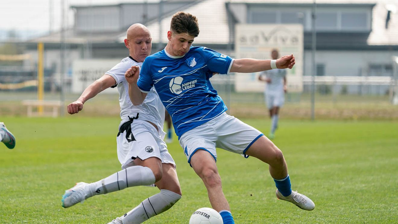 România riscă să rateze încă un junior de top: David Creța joacă la Academia lui Hoffenheim, e cel mai bun atacant U16 din Germania, iar nemții așteaptă să-și ia cetățenia pentru a-l folosi și în meciuri oficiale. Jucătorul: ”Vom decide în caz concret de convocare”. FRF: ”Îl știm, hotărârea va aparține selecționerului” | EXCLUSIV