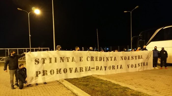 Peluza Sud 97 i-a încurajat pe jucătorii Științei în cantonamentul de la Buftea înaintea meciului cu Chiajna. Mesajul ultrașilor din Legione Sud București pentru jucătorii lui Stângă! | EXCLUSIV