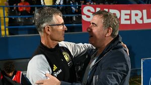 Florin Răducioiu a reacționat sincer când a văzut că Gică Hagi a cedat nervos după Farul - U Cluj 1-1. Nu și-a menajat deloc colegul din „Generația de Aur”: „Un pic trist. Îmi pare rău pentru Gică, dar ăsta e adevărul”