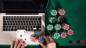 (P) Merită să joci poker online la mai multe mese simultan? Avantaje și dezavantaje