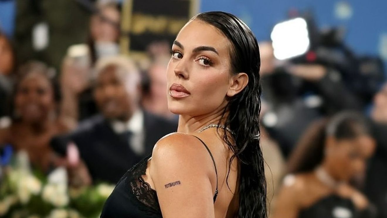 Georgina lui Ronaldo s-a fotografiat într-o fustă mult prea scurtă, dar nu i-a păsat de comentarii: „Nu iau nimic personal”