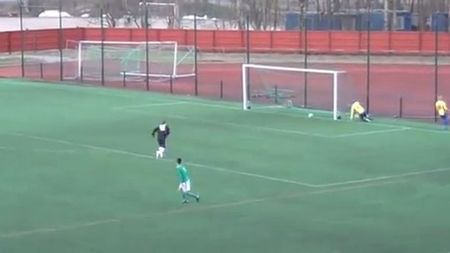 VIDEO - Dacă vă întrebați care este ratarea secolului, iat-o! Doi jucători în fața porții goale au reușit o "performanță" unică