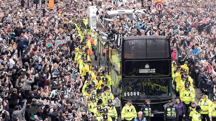 Aşa arată bucuria fotbalului. Imagini fabuloase cu sute de mii de oameni, ieşiți în stradă pentru a sărbători primul trofeu câştigat de Newcastle după 70 de ani