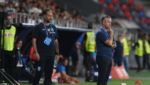 Probleme grave pentru Laurențiu Reghecampf din cauza lui Mihai Rotaru. Riscă să fie exclus definitiv din fotbal dacă nu îi plătește o sumă uriașă patronului Craiovei