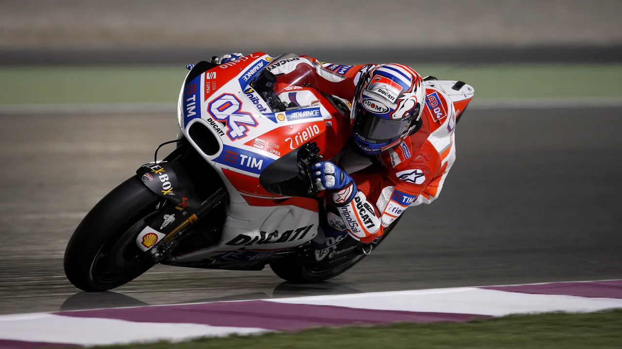 Andrea Dovizioso impresionează în Qatar. Italianul a dominat prima zi de teste cu un timp excelent. Dezastru în spate: Lorenzo pe 5, Rossi pe 7, Marquez pe 12