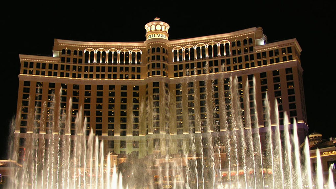 Dragomir îl învață business pe Rădoi: "Cu salariul tău iei 10 apartamente în Las Vegas și le închiriezi!"