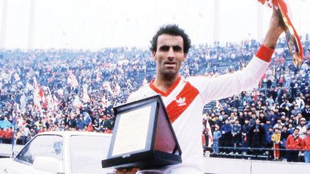 Călăul uruguayan!** Atacantul lui River Plate, Alzamendi, a nimicit în '86 visul Stelei