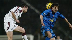 17 ani de la sfertul istoric de Cupa UEFA dintre Steaua și Rapid! Un singur fotbalist mai joacă și acum, iar giuleștenii au puterea să glumească: „Tocmai ce am închis telefonul cu el! Dacă o băga în poartă...” | EXCLUSIV