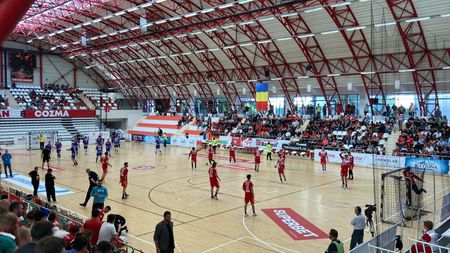 Panică în derby-ul Dinamo - Steaua, la handbal masculin. Arbitrul s-a prăbușit pe podea și medicii au intervenit de urgență | FOTO