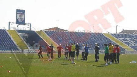FOTO Antrenament în iarbă pentru fetele lui Voina! De ce a coborât naționala de handbal pe gazon