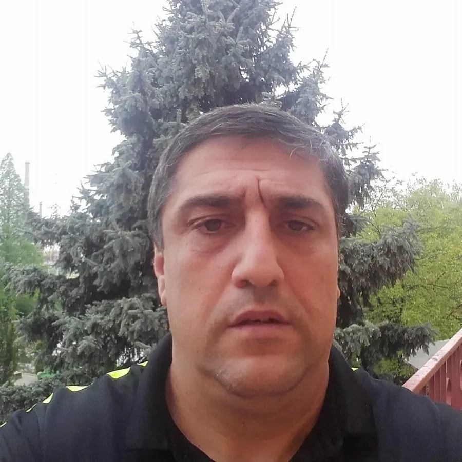 Cristian Toma este maseur, dar joacă și rolul de doctor al ”câinilor roșii”