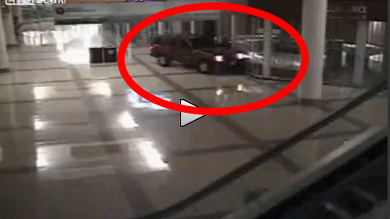 VIDEO INCREDIBIL surprins într-un mall! Agenții de pază au rămas pur și simplu mască și n-au ștuit unde să sune: la "Rutieră" sau la "Judiciară"!