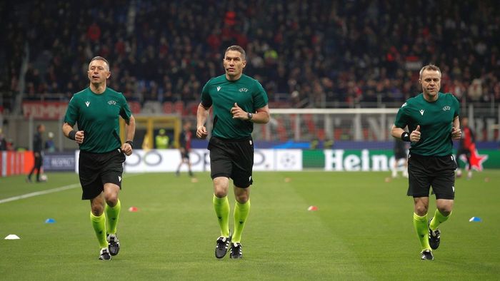 Istvan Kovacs a făcut praf meciul Barcelona - PSG şi e atacat până şi în ziarul de casă al lui Real Madrid! Faza de la eliminarea lui Araujo a declanşat furia spaniolilor: "Nu văd faultul!"
