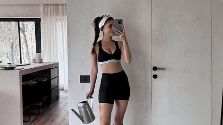 Ea e singura femeie din România care a avut bilet în galeria Olandei la meciul din optimile EURO 2024! Fosta iubită a lui Smiley a atras toate privirile cu frumusețea ei aparte. GALERIE FOTO