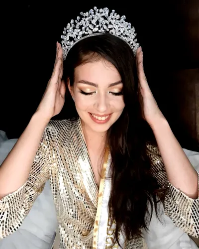 FOTO. Cum arată Miss Universe România 2021. Cea mai frumoasă femeie din România are 20 de ani. Când are loc marea finală