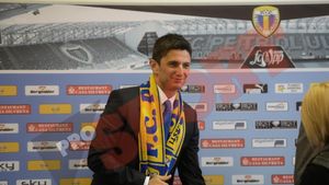 FOTO - Răzvan Lucescu, prezentat la Petrolul: "Am ales să vin și datorită lui Mutu. De titlu să îi întrebați pe cei de la Steaua, nu pe noi"