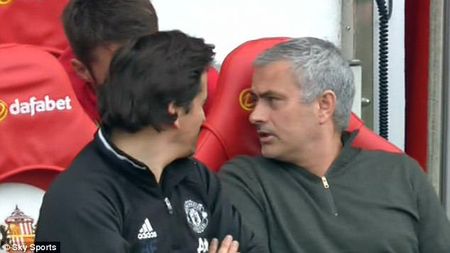 VIDEO GENIAL | Momentul în care Mourinho îl intreabă pe Carrick în timpul meciului de ce cântă fanii lui United un anumit cântec: "Cine e Diego!?" Reacția avută după ce a primit lămuriri