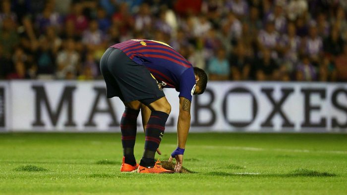 Se întâmplă și la case mai mari. Vedetele Barcelonei au dat peste un gazon demn de Liga 1 în ultima etapă