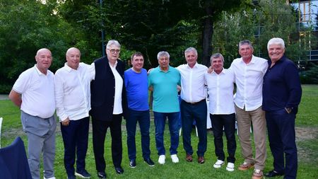 Imagini spectaculoase de la petrecerea pe care Mircea Lucescu a dat-o la 80 de ani pentru foştii săi colegi şi elevi. Nume uriaşe l-au sărbătorit