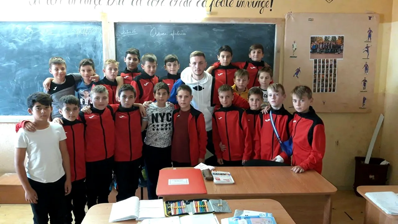 Ionuț Panțîru, vizită surpriză la Liceul cu Program Sportiv Iași. Fotbalistul FCSB-ului a intrat în ora de matematică și le-a vorbit copiilor de la Centrul de Excelență. Surpriza oferită primului său antrenor