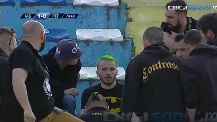 FOTO | Petrolul se îngroapă la Iași și Victoraș Astafei dă explicații fanilor direct din peluză

