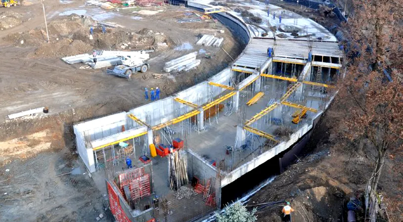Continuă lucrările** la noul stadion Moina