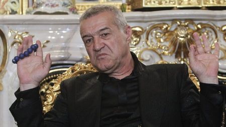 Gigi Becali arată spre divinitate după victoria cu Universitatea Craiova: „Când ei au două bare și noi dăm gol cu călcâiul...”. De ce refuză să comenteze desfășurarea partidei