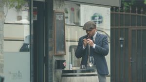 Ce mai face „Prințul” Cristea! Îmbracat ca-n Peaky Blinders, bea și se suie la volan | FOTO&VIDEO EXCLUSIV