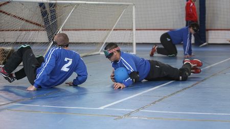 Fotbal cu ochii larg închiși