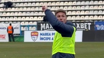 Iulian Roșu, reacție nervoasă la finalul umilinței Chindiei la Voluntari: ”Întrebați-l pe ăla de ce nu joc!” Delegatul echipei a fost tras la răspundere de suporteri, iar Daniel Celea a fost evacuat din tribună