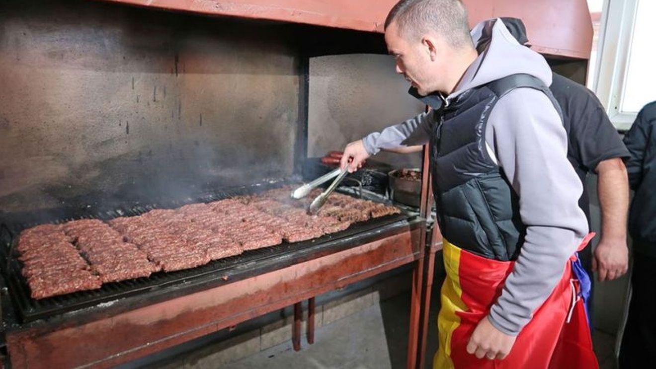 Dinamoviștii sărbătoresc Ziua Națională! Dan Nistor a întors micii pe grătar. GALERIE FOTO