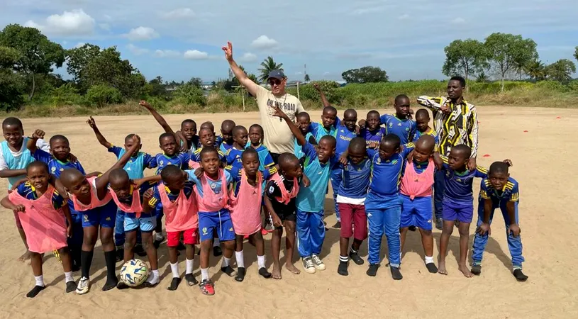 Un antrenor din Alba Iulia face voluntariat în Tanzania, din dragoste de fotbal și de copii. Face parte dintr-un grup de 20 de români, printre care este și un fost președinte al Politehnicii Iași
