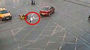 VIDEO** MIRACOL în centrul Bucureștiului! Putea să moară nevinovat dar a plecat pe picioarele lui! Vezi accidentul