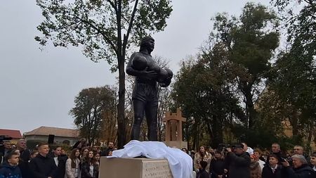 Reacția primăriței din Semlac după ce nimeni de la CSA Steaua nu a fost prezent la dezvelirea statuii lui Helmut Duckadam: „Le-am trimis invitația. S-a comentat că n-au venit”. EXCLUSIV