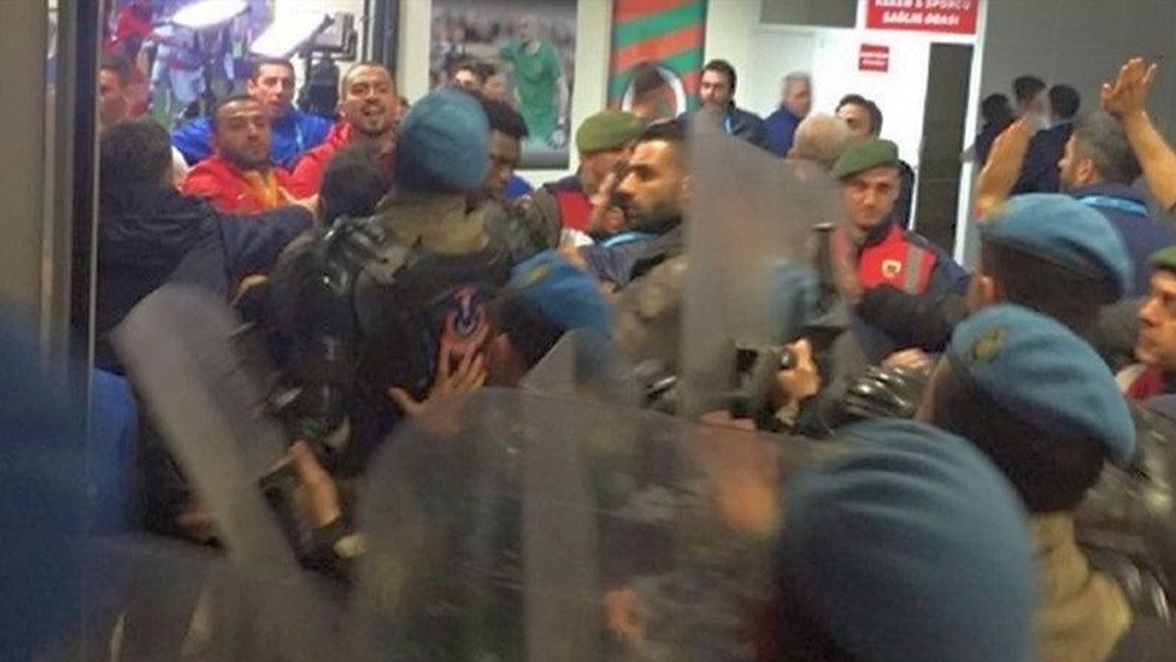Bătaie generală după meciul Alanyaspor - Kayserispor! Șumudică s-a ales cu nasul spart, Săpunaru a fost implicat și el. Prima reacție a lui Șumi: "N-am venit aici să fac box"