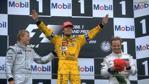 Heinz-Harald Frentzen, fostul pilot de Formula 1, conduce un dric pe străzile din MÃ¶nchengladbach