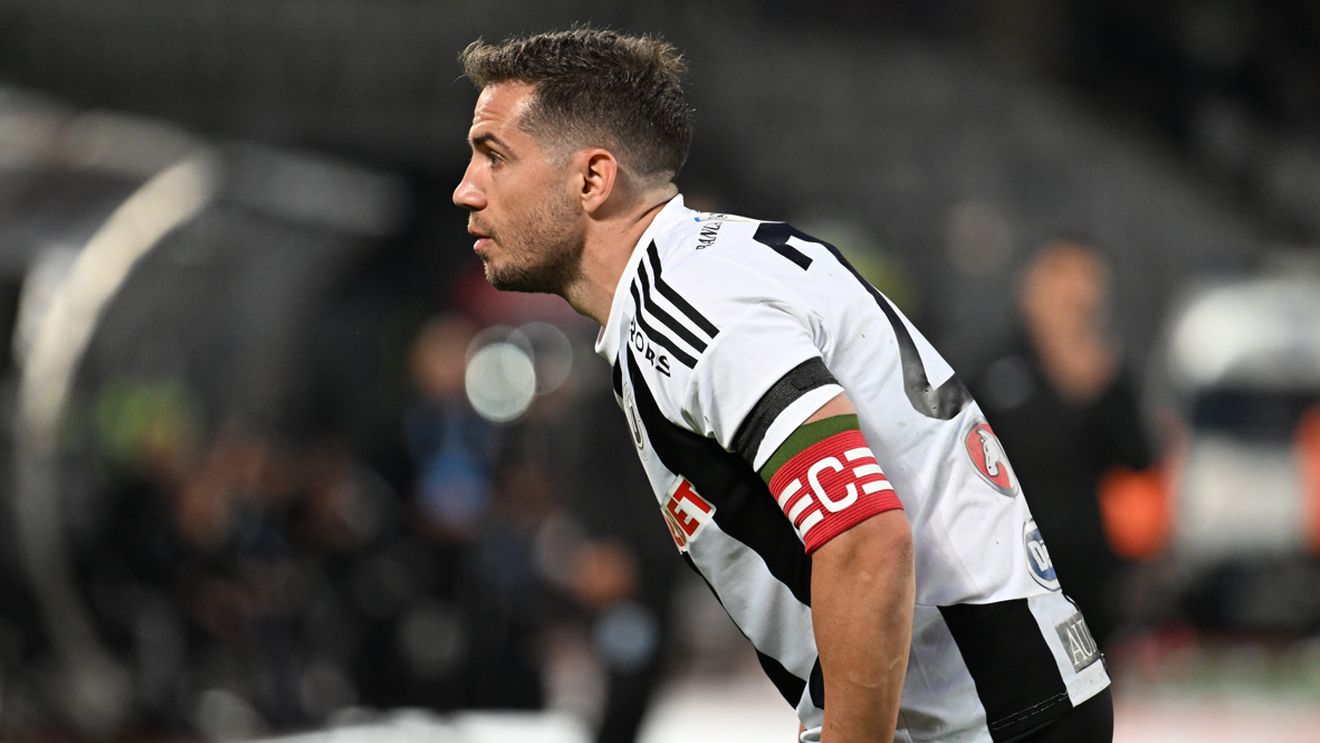 Alex Chipciu, eliminat de Istvan Kovacs, după o fază controversată. Starul Clujului a cerut penalty și s-a luat la ceartă cu arbitrul când i-a fost refuzat