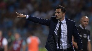 
Rădoi admite că Steaua e într-o situație grea: "Cu atitudinea de azi, e greu să te califici cu Trencin". Cum a comentat ratarea transferului lui Teixeira și ce spune despre jucătorii campioanei