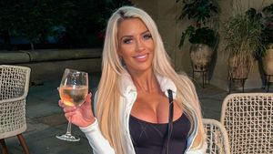 Milionarul a petrecut noaptea cu o blondă, înainte să anunțe despărțirea de soție. S-a aflat cine e misterioasa femeie