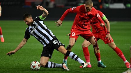 Faza care a amuțit tot stadionul la PAOK - FCSB. Ciocnire violentă: scos pe targă şi schimbat imediat!