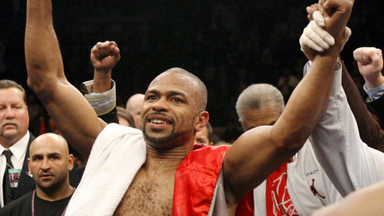 VIDEO Ce se întâmplă când nu te retragi la timp!** Roy Jones Jr, trimis la spital de un K.O.