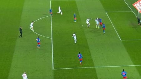 Fază controversată în FCSB - Dinamo! Istvan Kovacs nu a dat penalty la hențul clar al lui Ngezana, iar VAR nu a intervenit, spre stupoarea tuturor