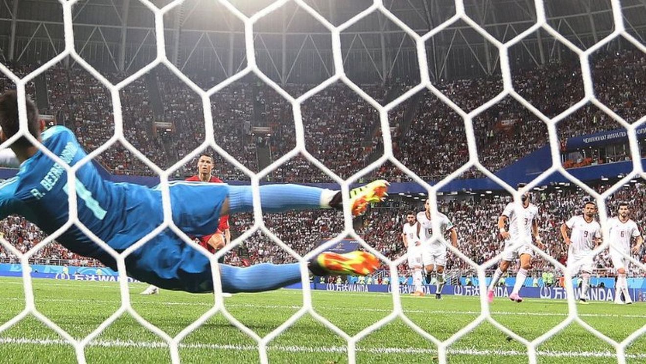 "Credeau că sunt cerșetor!". Inegalabila poveste de film a unuia dintre cei mai buni portari de la Cupa Mondială. Tatăl i-a rupt mănușile, s-a antrenat aruncând cu pietre, dar și-a împlinit visul din copilărie 