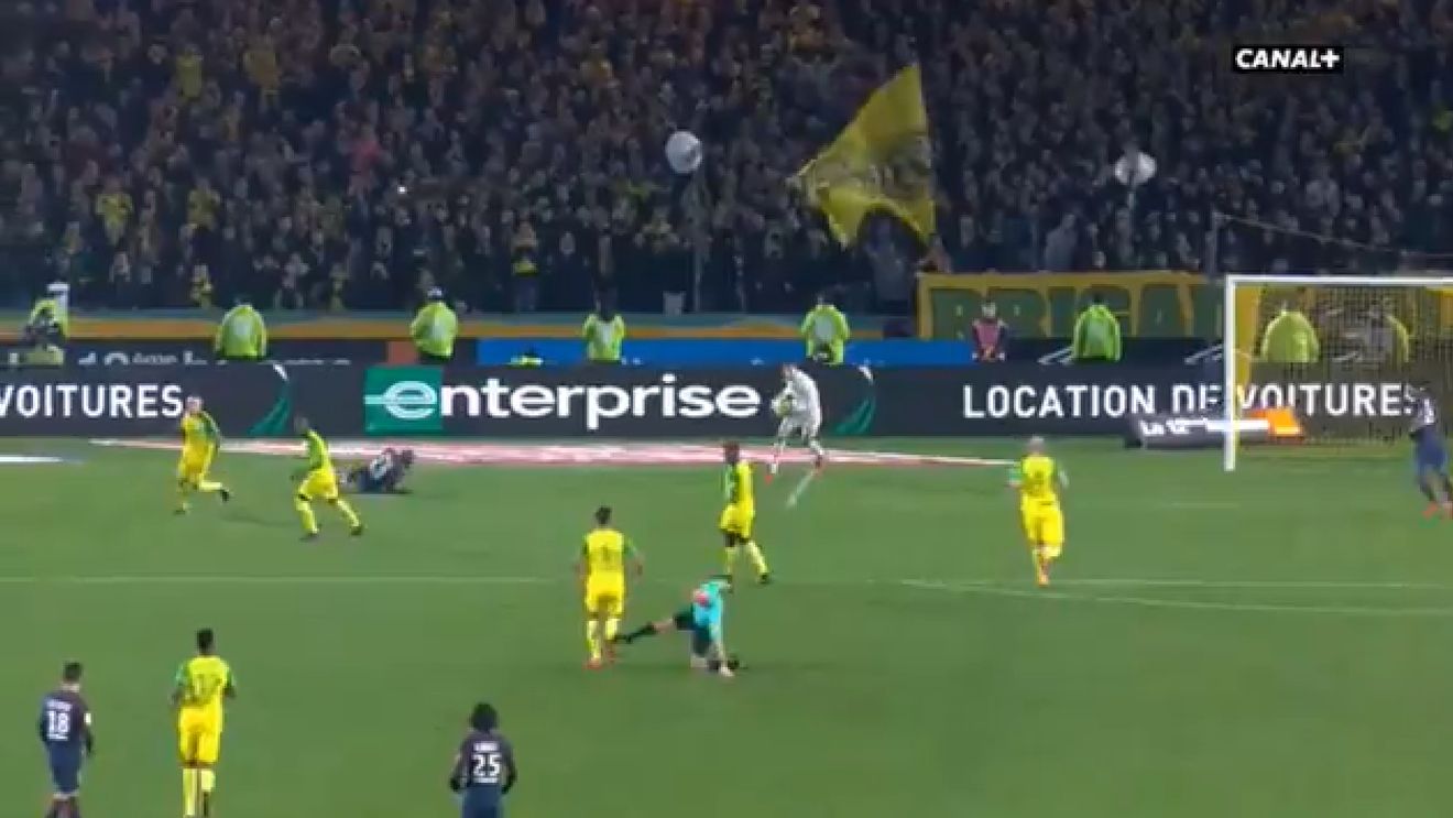 Scandal monstru în meciul dintre Nantes și PSG! VIDEO | Arbitrul a eliminat un fotbalist după ce l-a lovit peste picioare. Tătărușanu, implicat în momentele confuze. Reacția arbitrului: "Vreau să-mi cer scuze"