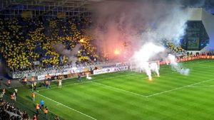Meciul Petrolul - Steaua a fost întârziat din cauza torțelor aruncate de suporterii celor două echipe