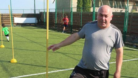 „La FRF e dictatură. Burleanu e din același film cu Mircea Sandu. S-au schimbat doar actorii. Când prinzi ciolanul, nu-i mai dai drumul”. Florin Axinia realizează o radiografie dură a fotbalului românesc și e revoltat de modul în care se constituie loturile naționale de juniori: „Am văzut cum se fac selecțiile prin țară” | FOTO&VIDEO EXCLUSIV