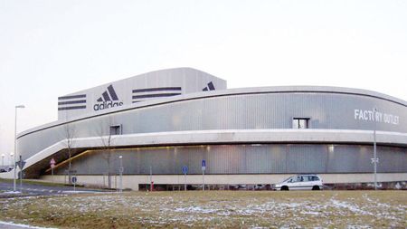 Derby-ul coloșilor din industria articolelor sportive continuă. Din pustietatea Bavariei, Adidas luptă pentru a rămâne în top