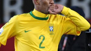 Inter nu vrea să îl vândă pe Maicon! Vezi pe cine vrea Mourinho în locul lui