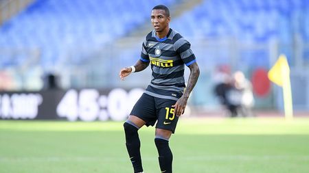 Ashley Young, al 6-lea jucător de la Inter infectat cu COVID-19! Derby della Madonnina, în pericol să nu se mai joace